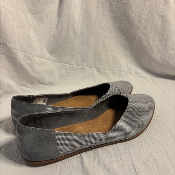 TOMS Jutti Almond Toe Flat Gray White Size 12 - Picture 2 of 13